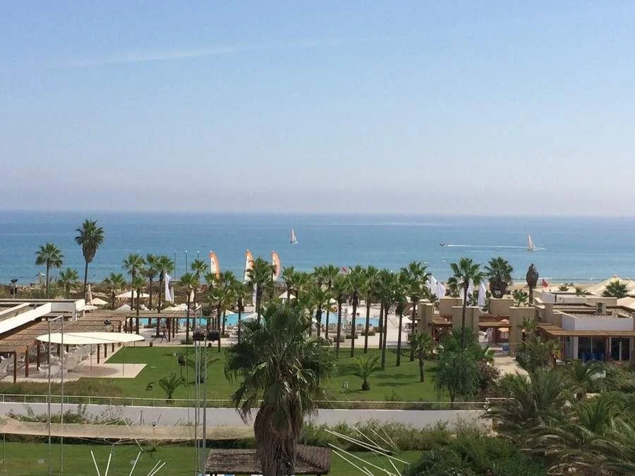 Vue par-dessus le village du Club Med Yasmina (Maroc) jusqu’à la mer