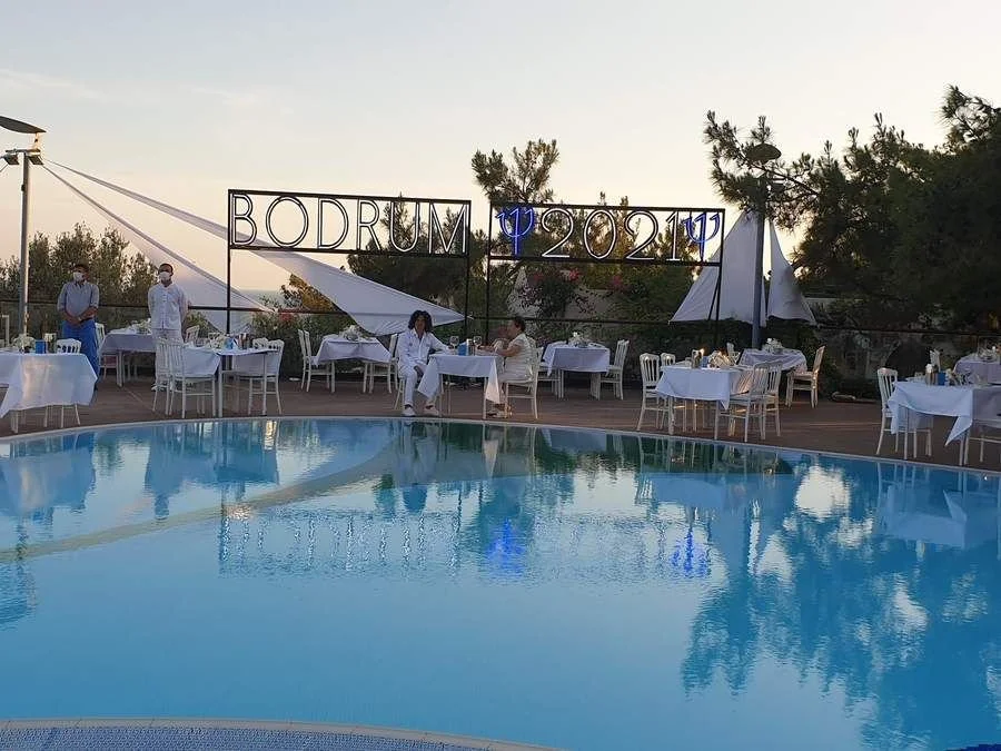 L’enseigne « BODRUM 2021 » au bord de la piscine, avec les tables du dîner, au Club Med Bodrum Palmiye (Turquie)