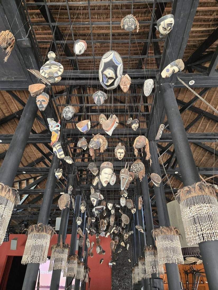 Plafond orné de masques africains au Club Med Cap Skirring (Sénégal)