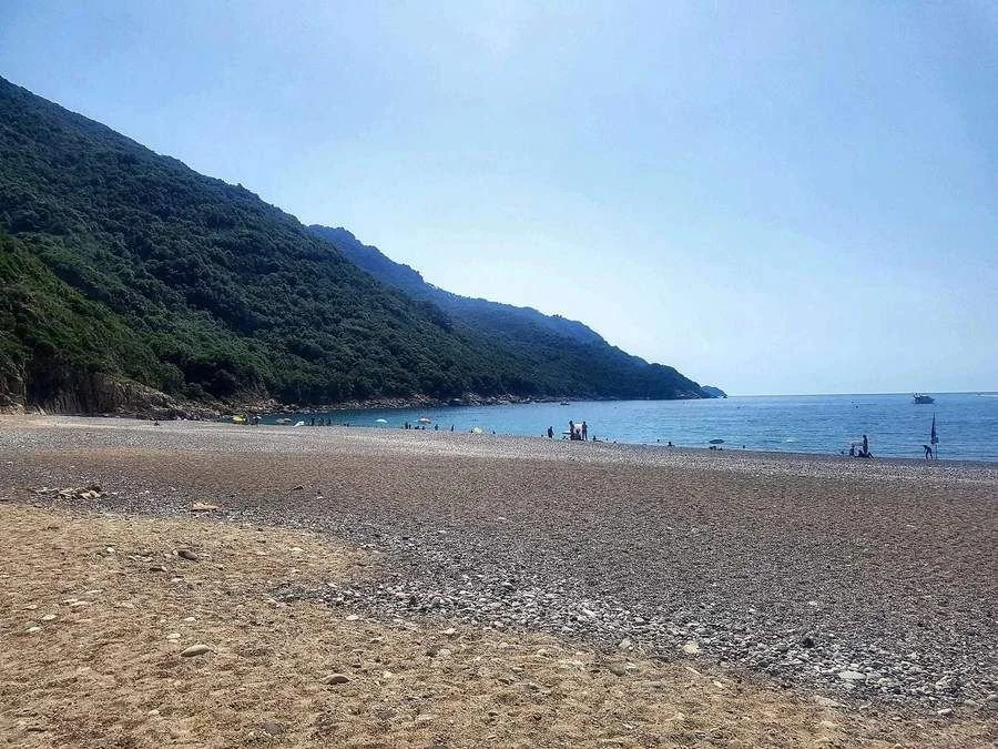 La large plage de sable et de galets de l’ancien Club Med Cargèse, sur la côte ouest de la Corse (France)