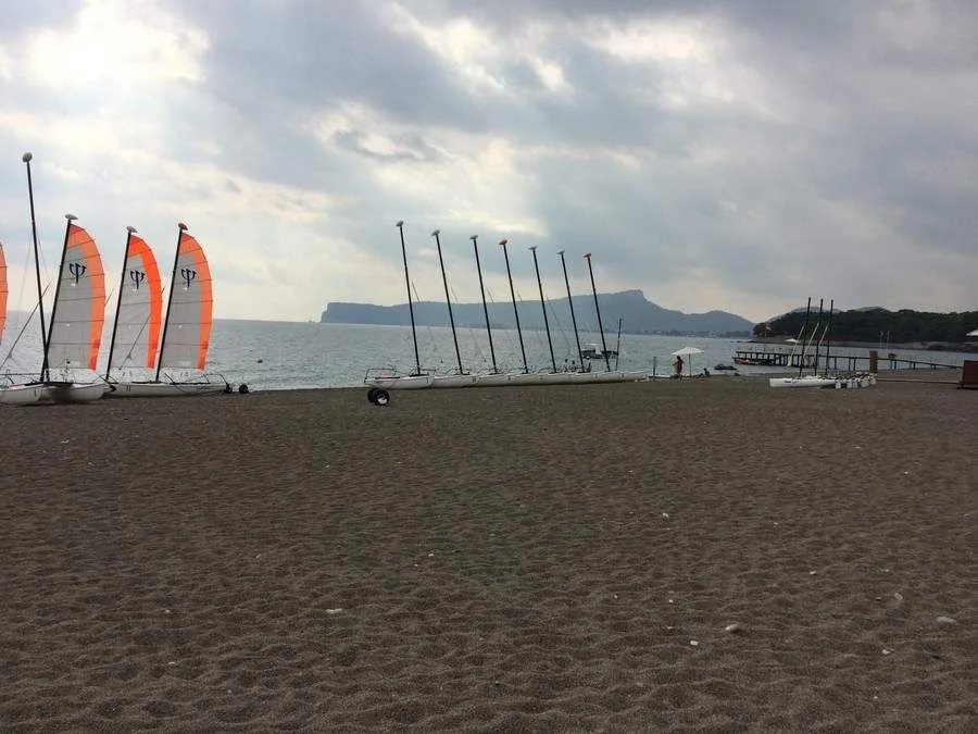 Plage du Club Med Palmiye (Turquie) avec ses catamarans Club Med