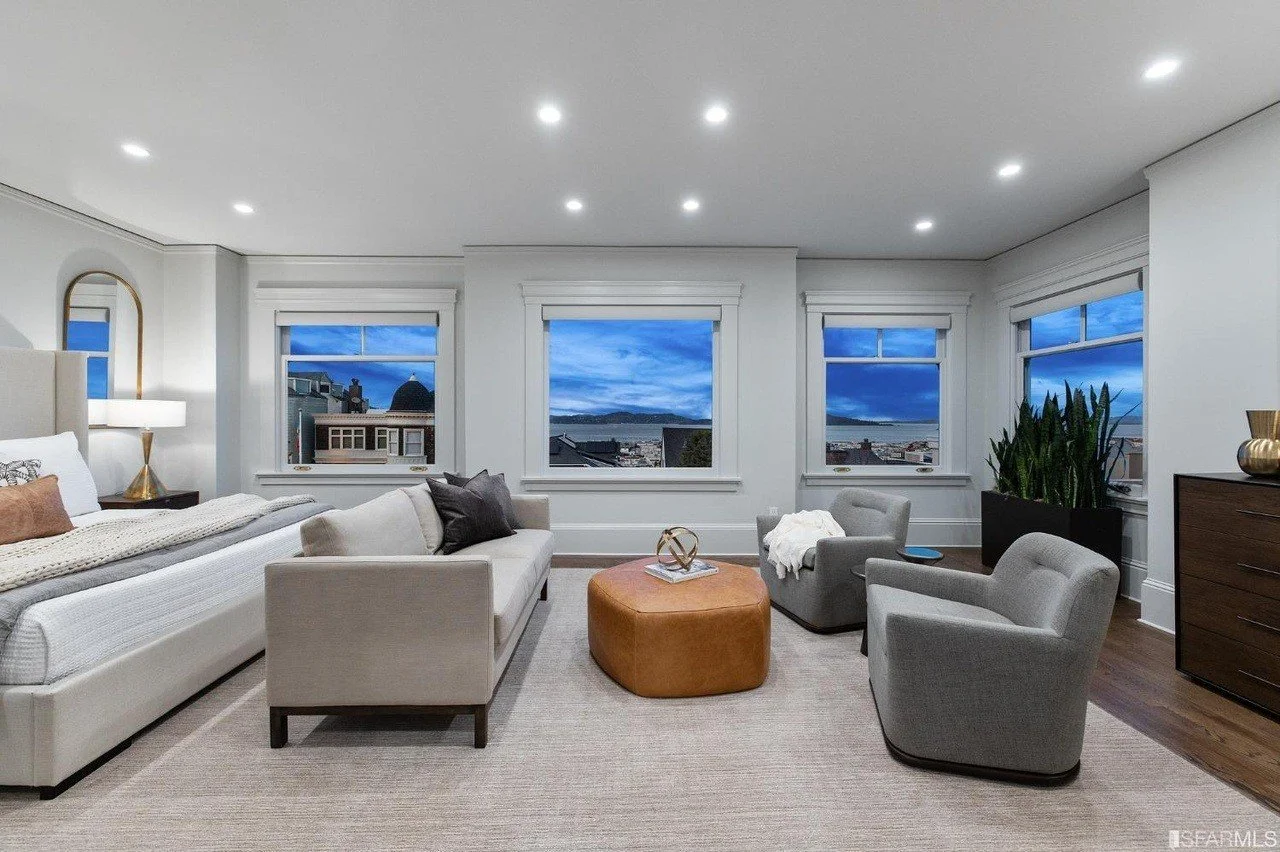 Sitting room with expansive city views