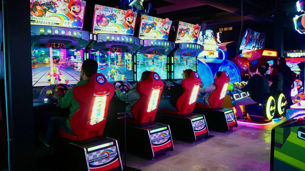 Des élèves côte à côte à des jeux de course