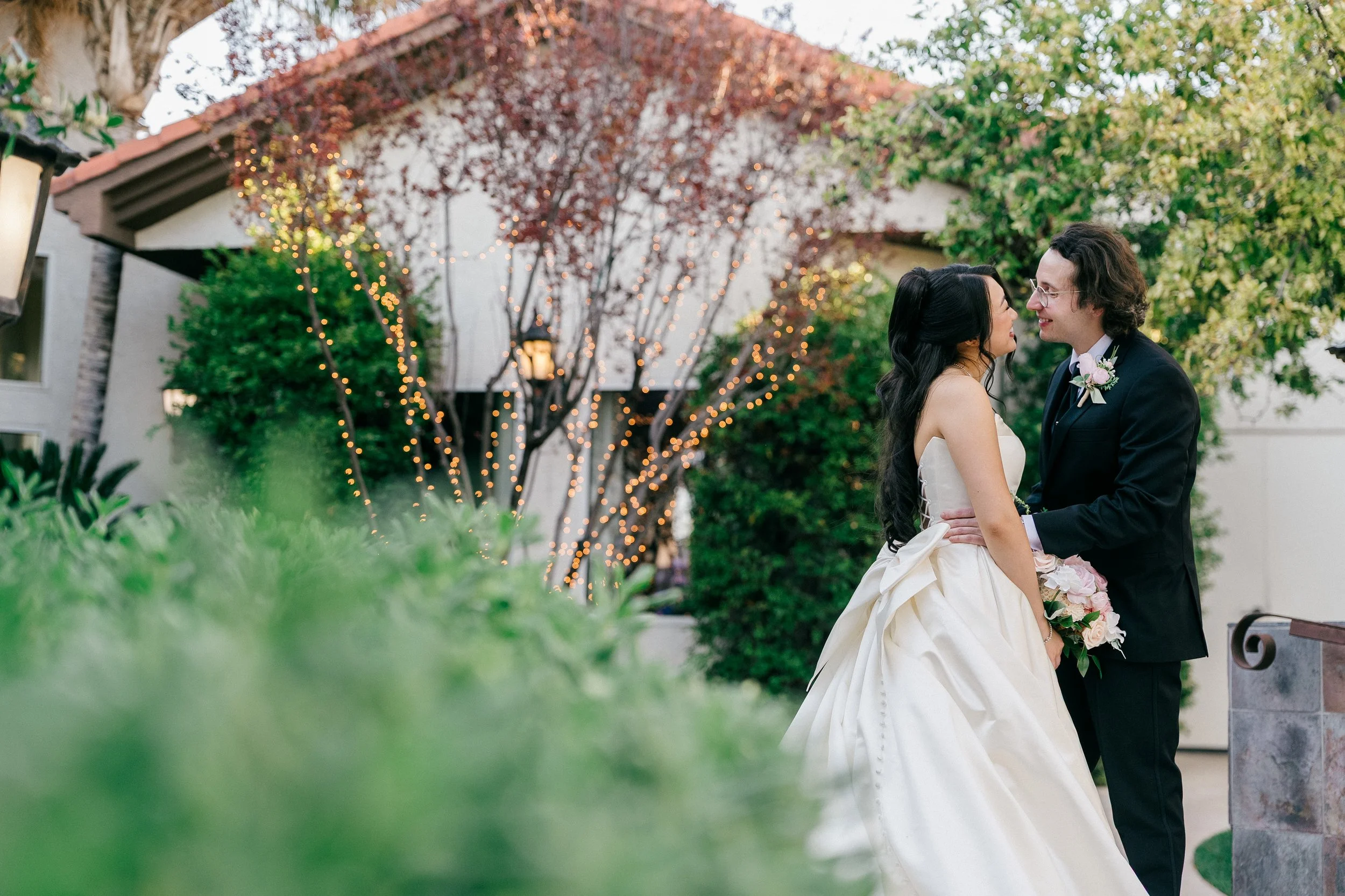 Couple kissing at night in front of a garden in Vegas