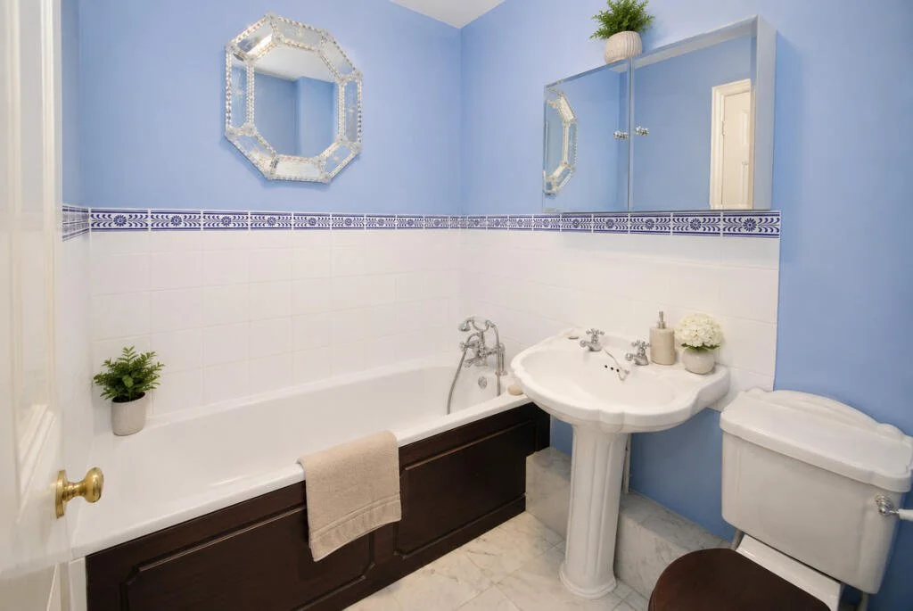 Pippins Court bathroom