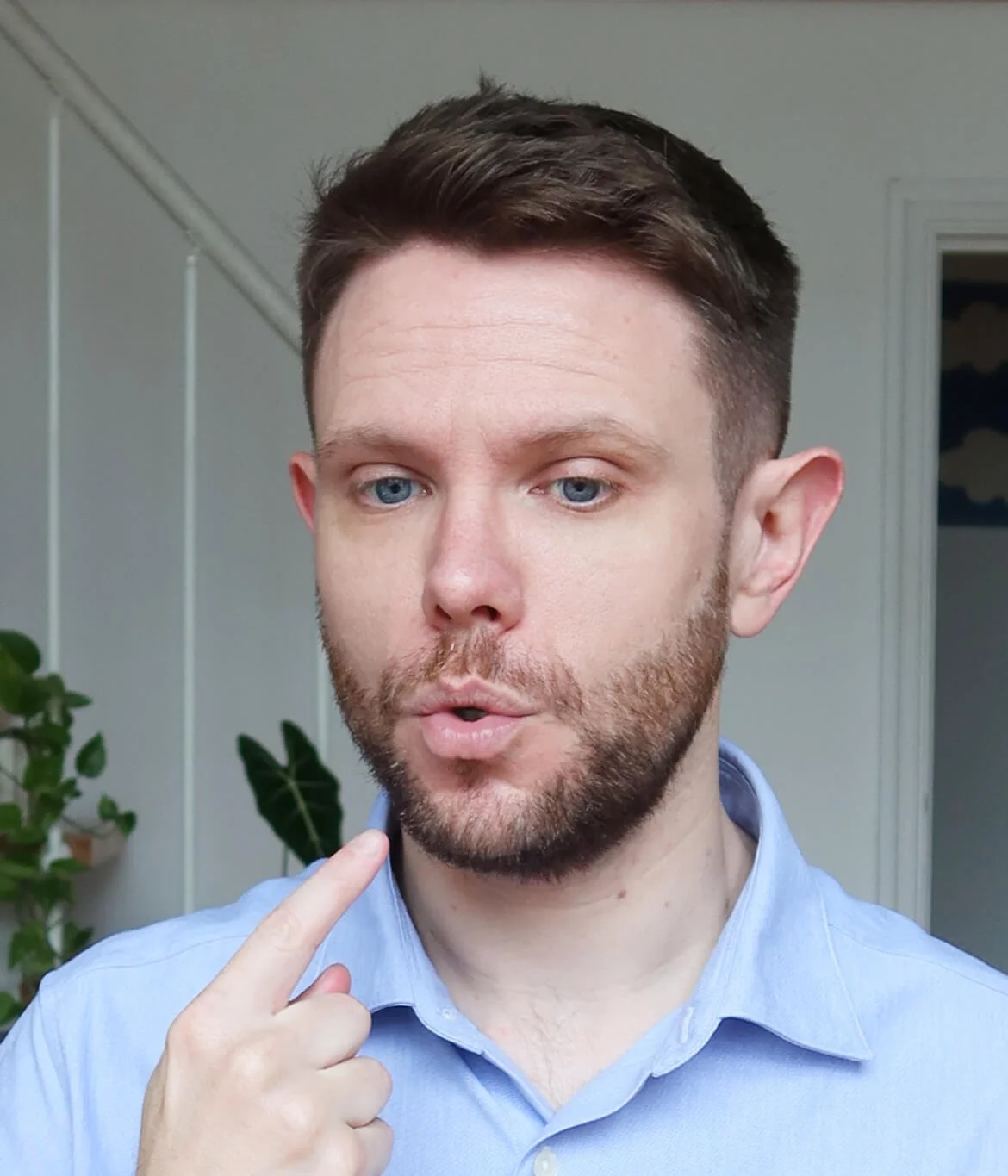 Jamie demonstrating a mouth shape for a pronunciation point