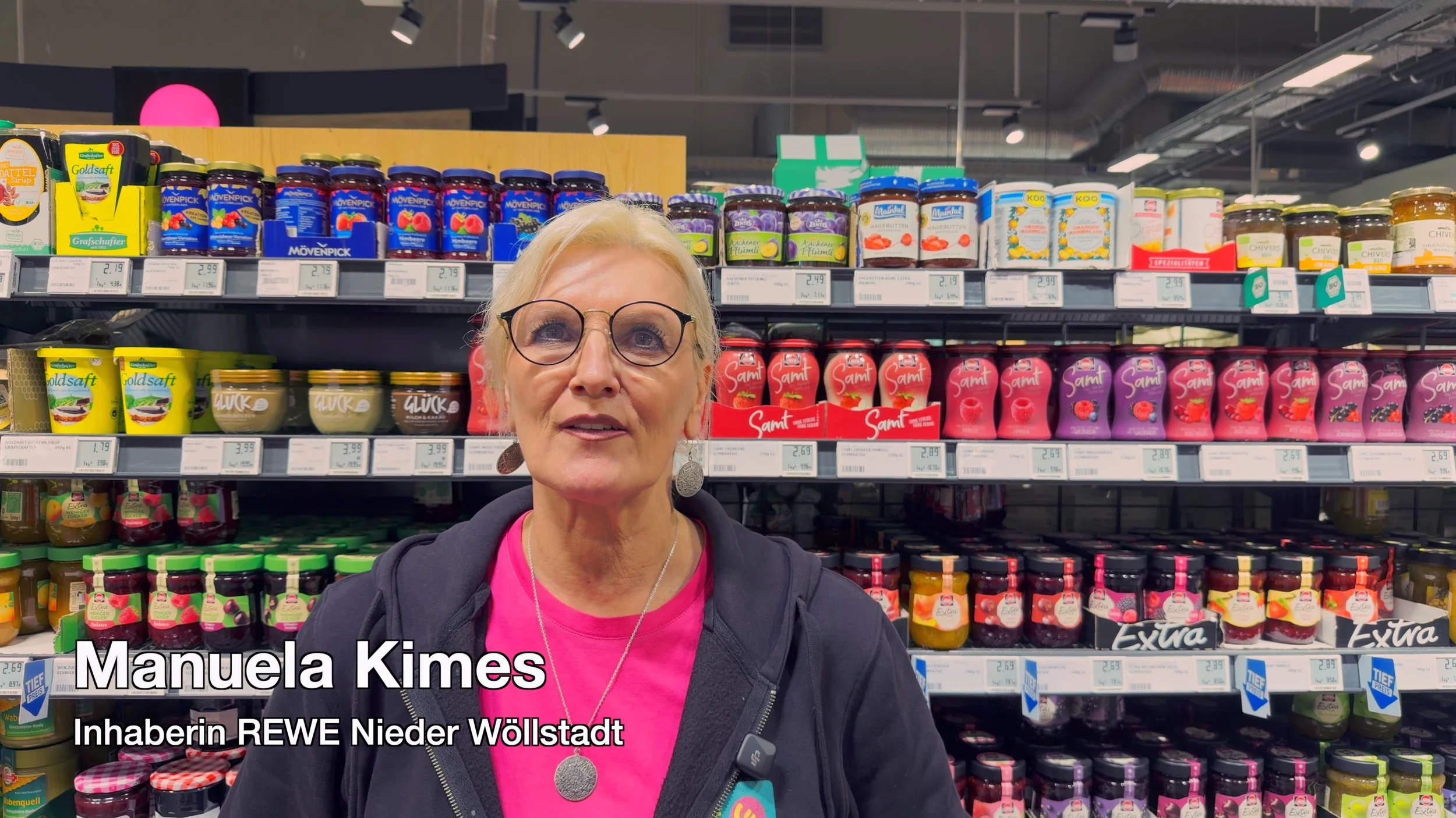 Kundenstimme von Manuela Kimes aus Wöllstadt über ihre Erfahrungen mit TechniKing bei Notebook-Einrichtung, Heimkino-Installation und technischer Unterstützung.