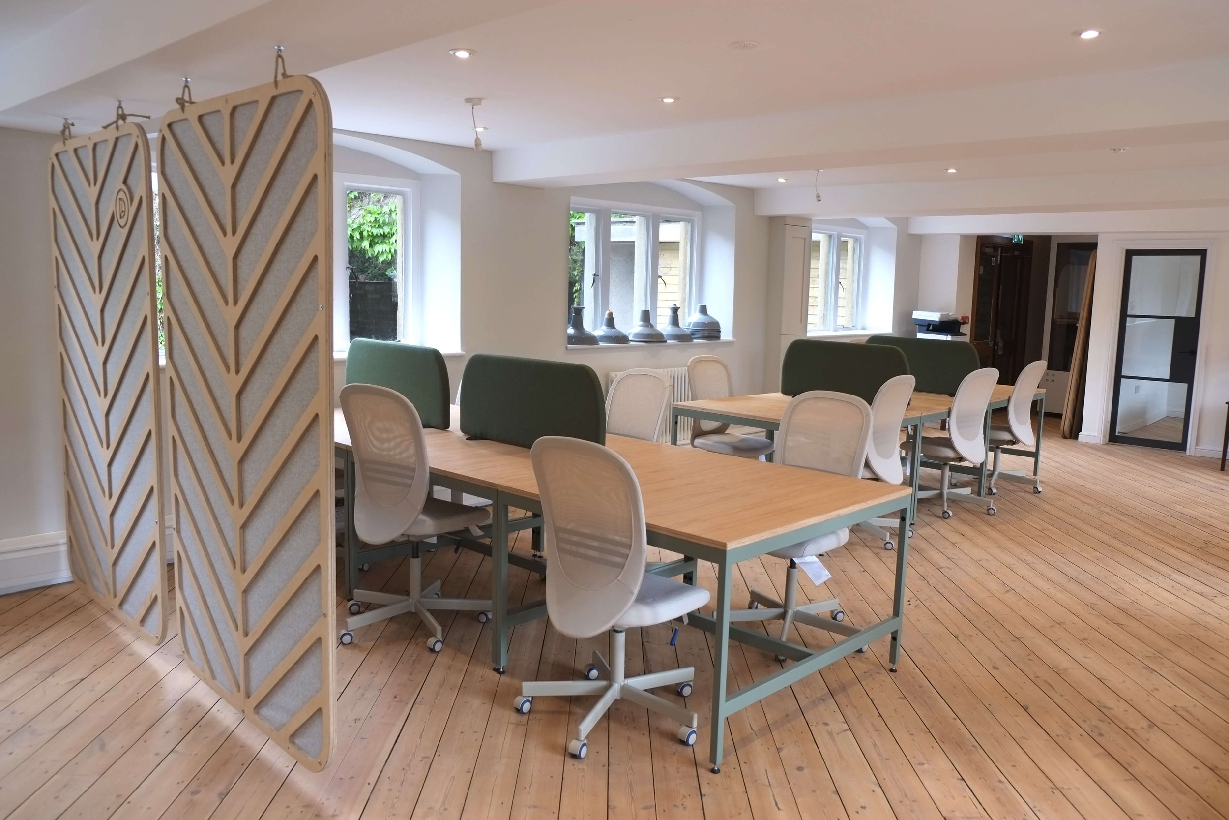 Shared desks & screens 3