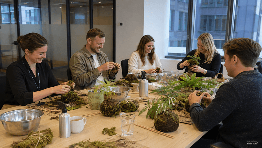Wellbeing week dla firm - kokedama, warsztaty dla zespołów CARAMEL