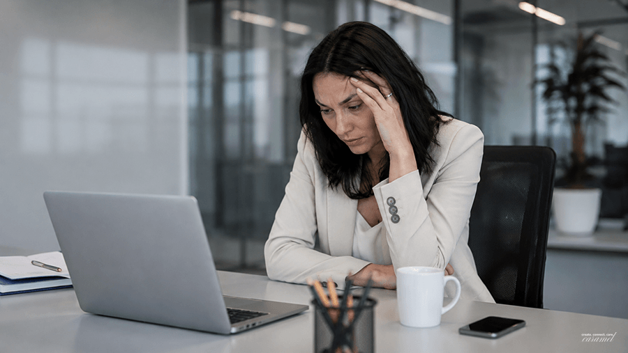 Przeciążenie i wypalenie zawodowe w pracy biurowej wellbeing caramel