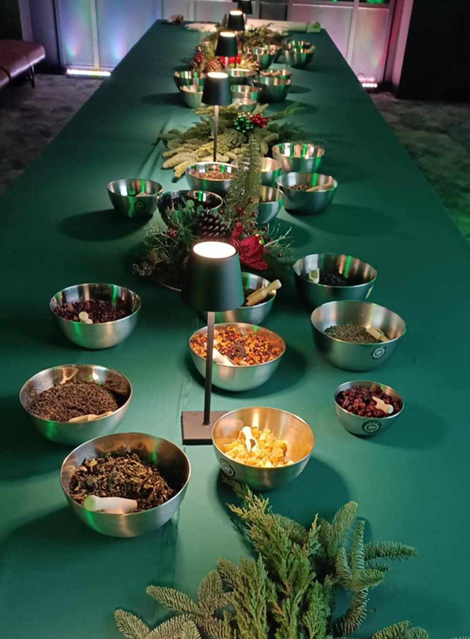 Stół z herbatami na warsztacie Tea & Paint CARAMEL