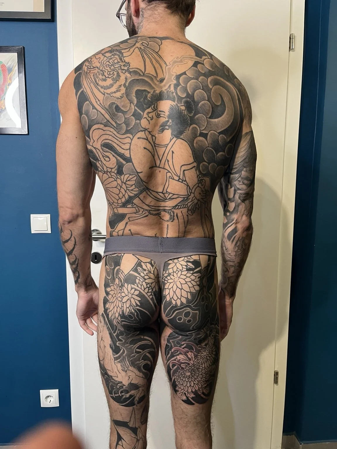 Großflächiges japanisches Rücken- und Beintattoo in Arbeit bei Door Number Four Tattoo Wien.