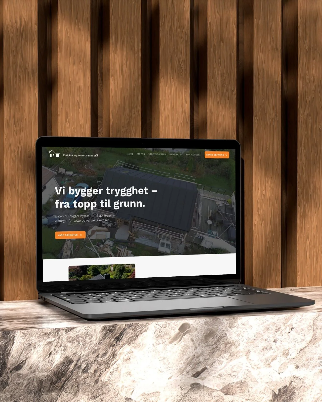 Nettsiden til Vest Tak og Membraner på en laptop