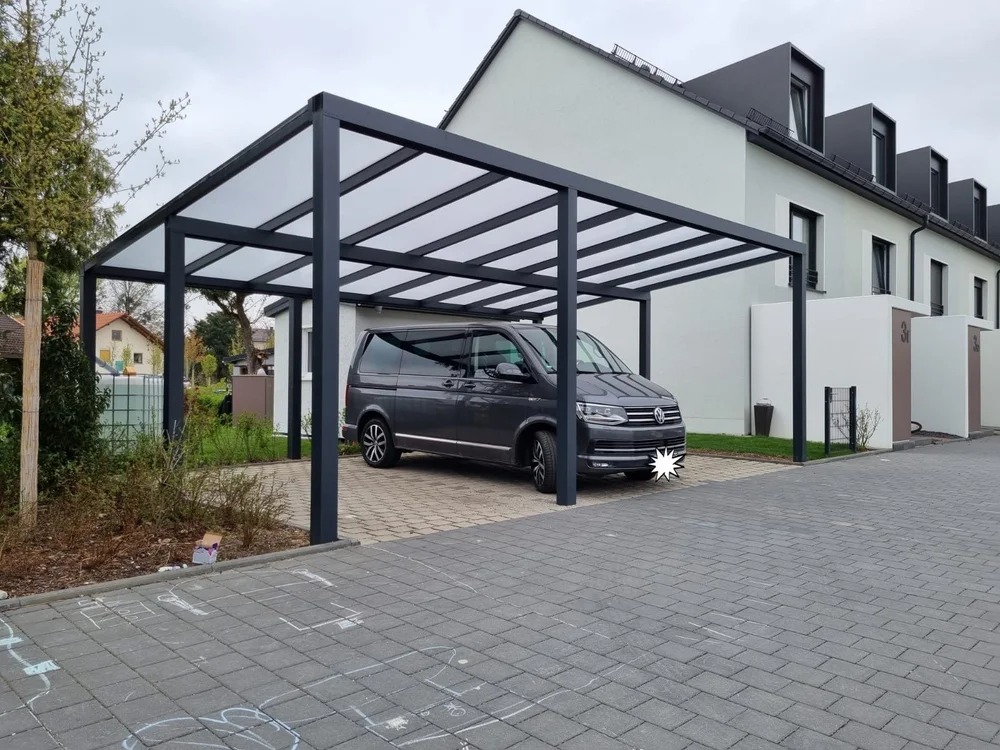Carport mit Glasdach an einer Garagenwand