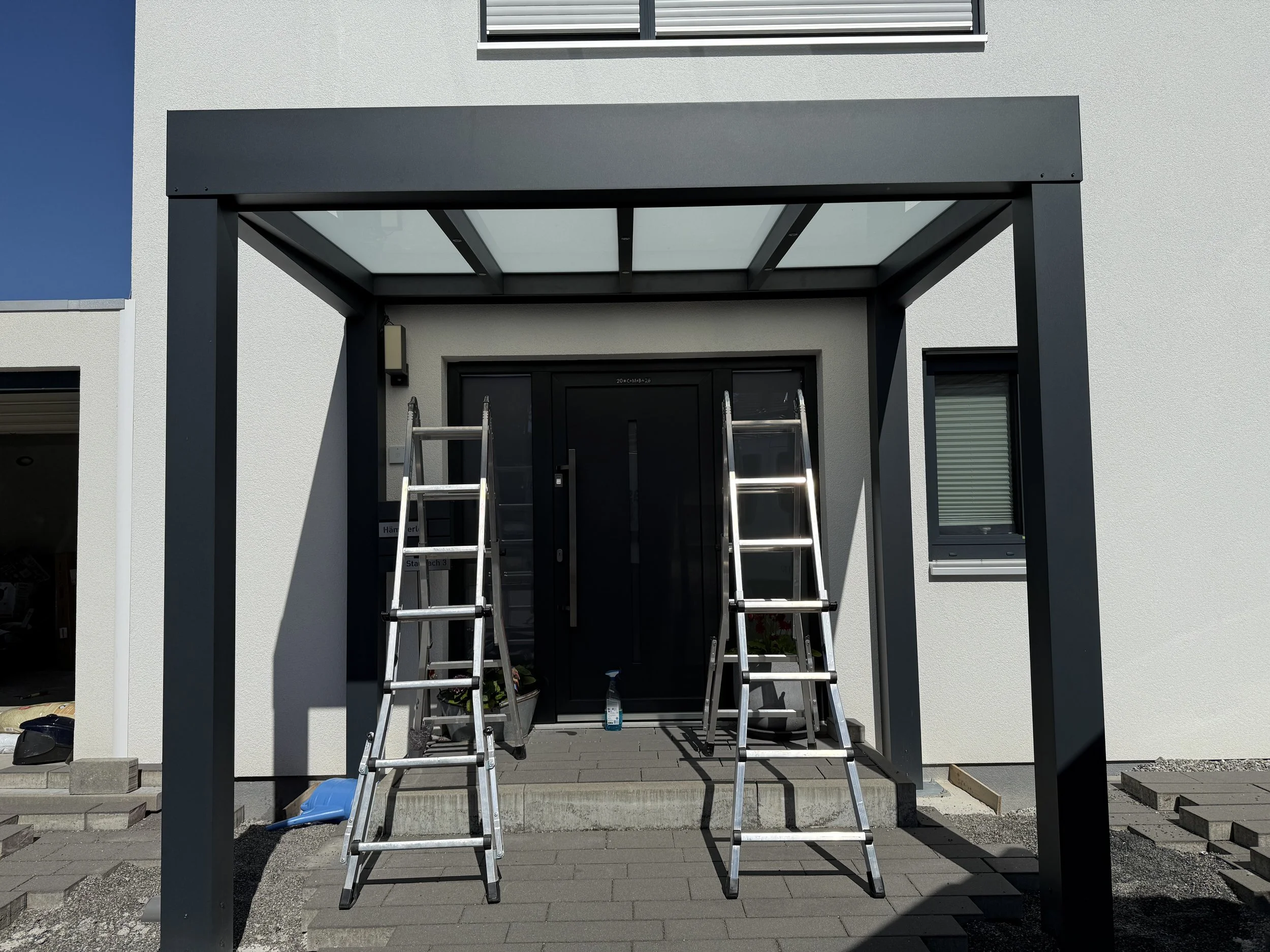 Kubische Terrassenüberdachung mit klarer Linienführung
