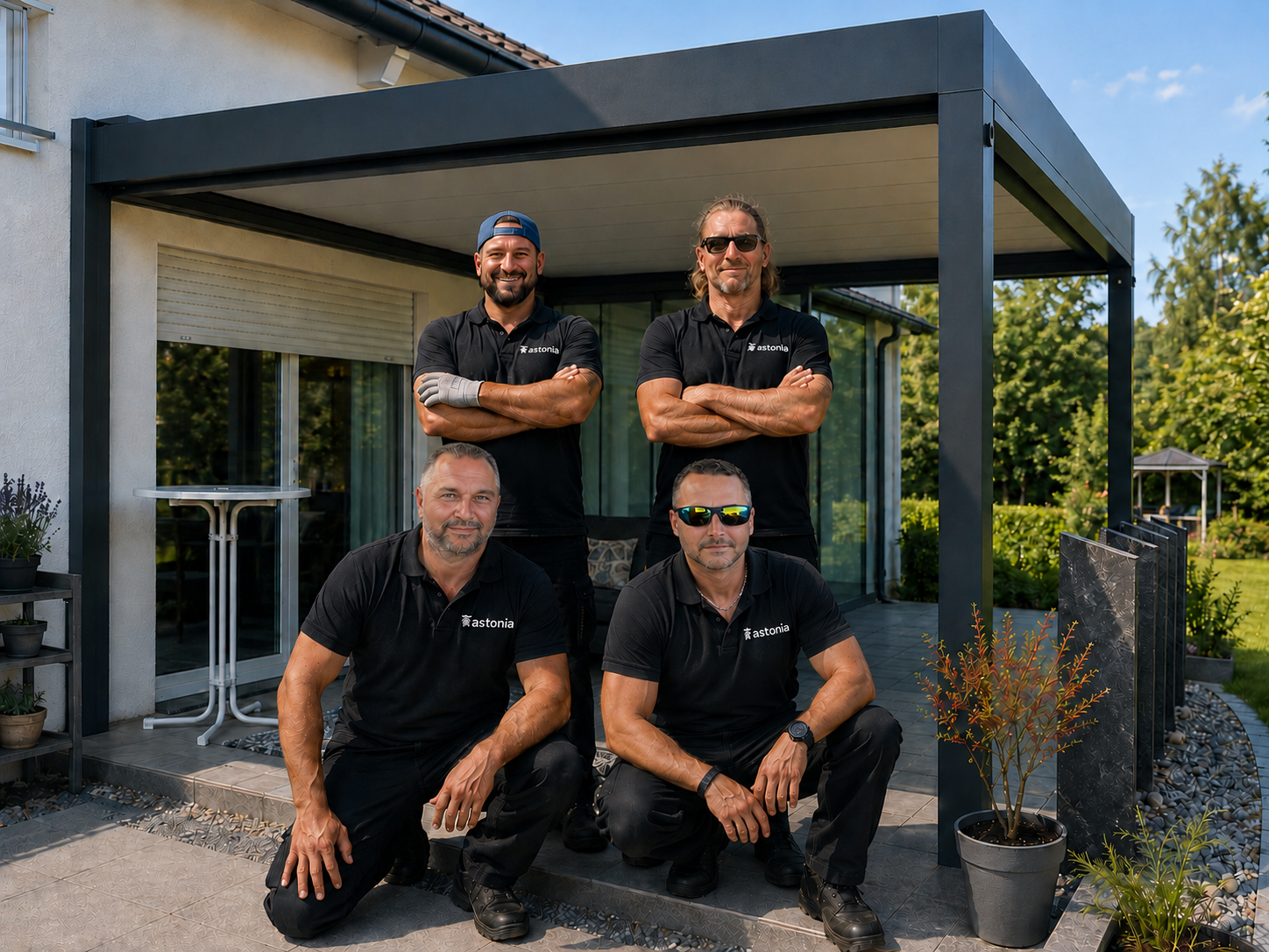 Das KASTONIA Team vor einer modernen Terrassenüberdachung in Meckenbeuren