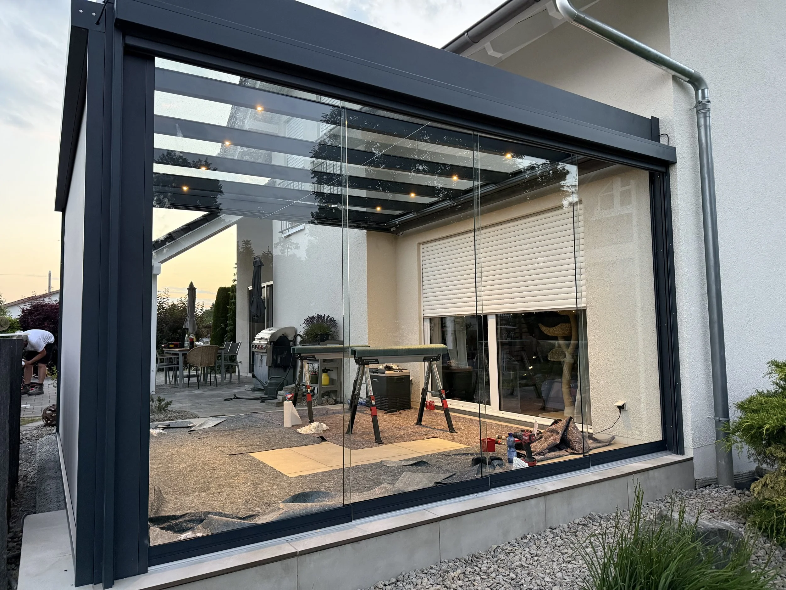 Kubische Terrassenüberdachung mit modernem Design von KASTONIA