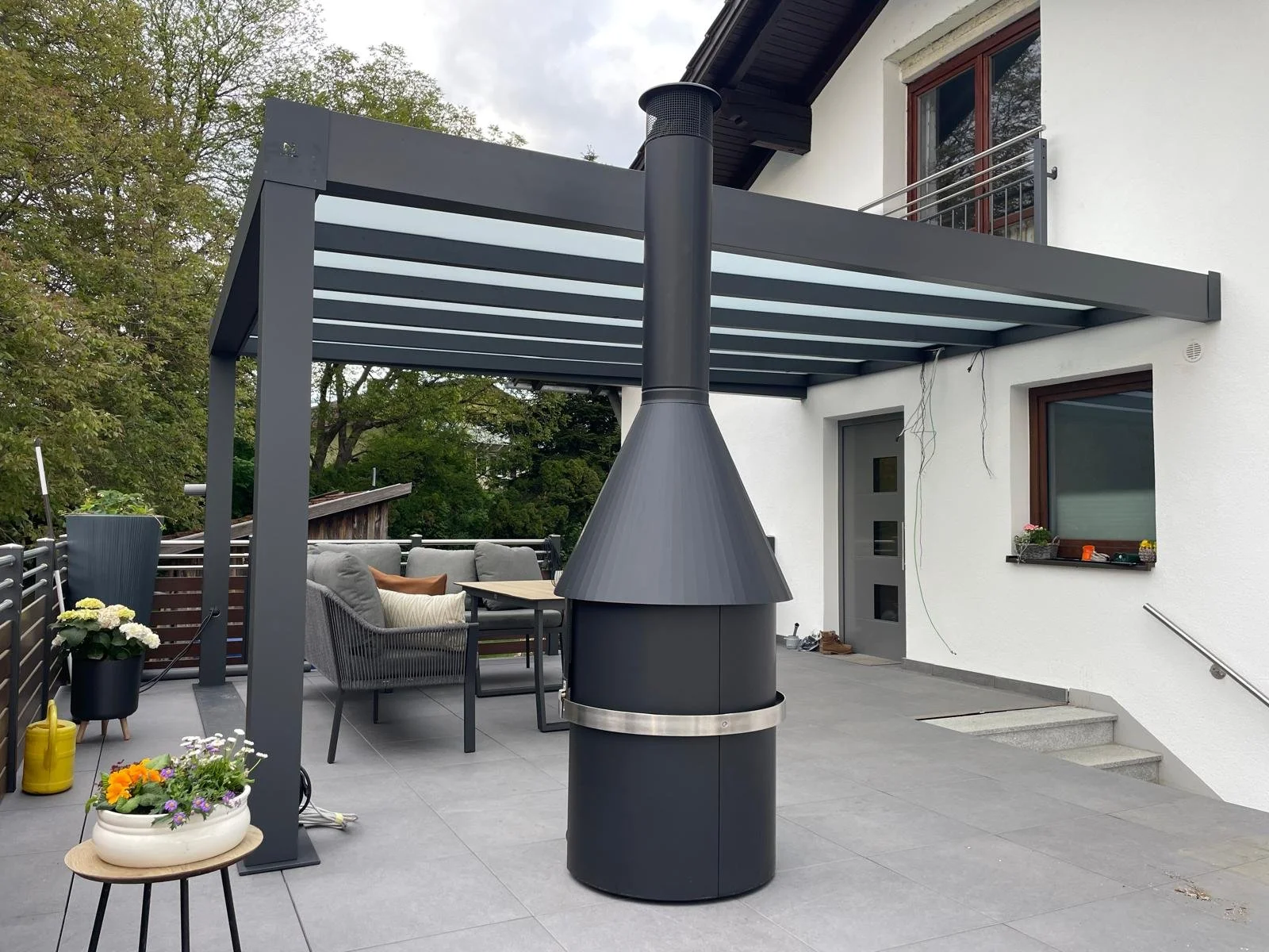 Kubische Terrassenüberdachung von KASTONIA mit moderner Architektur