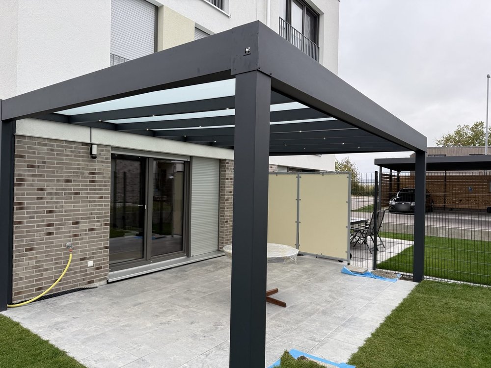 Eckansicht der kubischen Terrassenüberdachung in Salem mit Aluminiumrahmen in Anthrazit