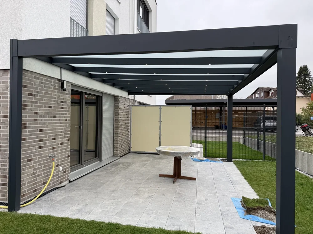 Mattglas-Dach der Terrassenüberdachung in Salem von unten gesehen