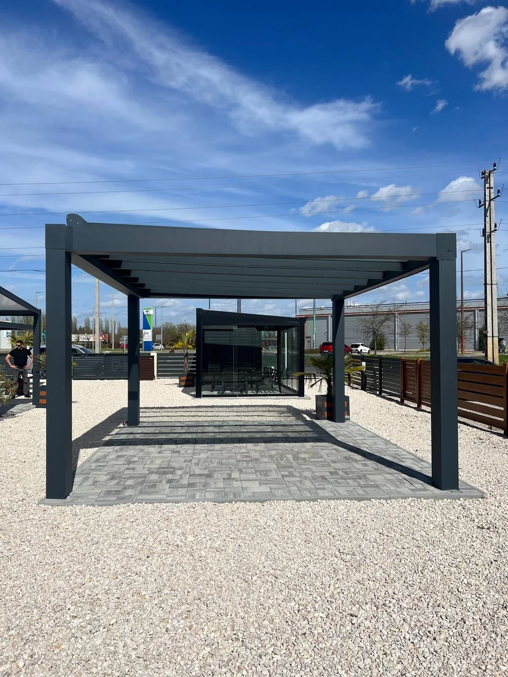 Lamellendach mit Glasschiebeelementen über der Terrasse