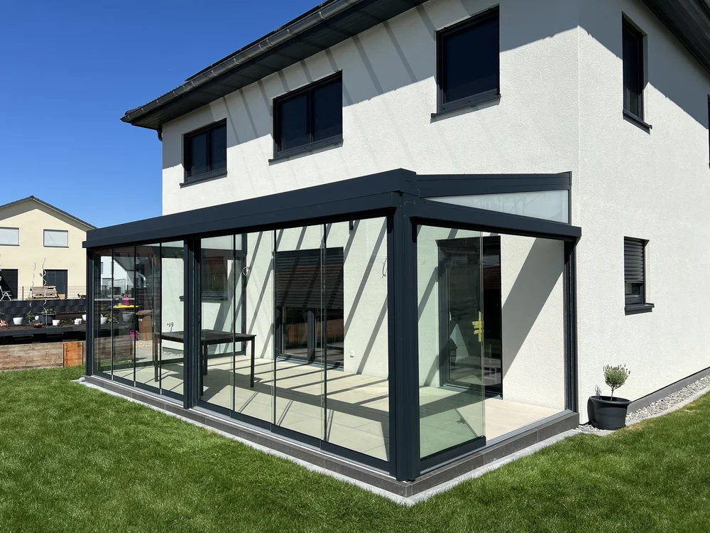 Sommergarten mit Glasschiebewänden von Kastonia am Bodensee