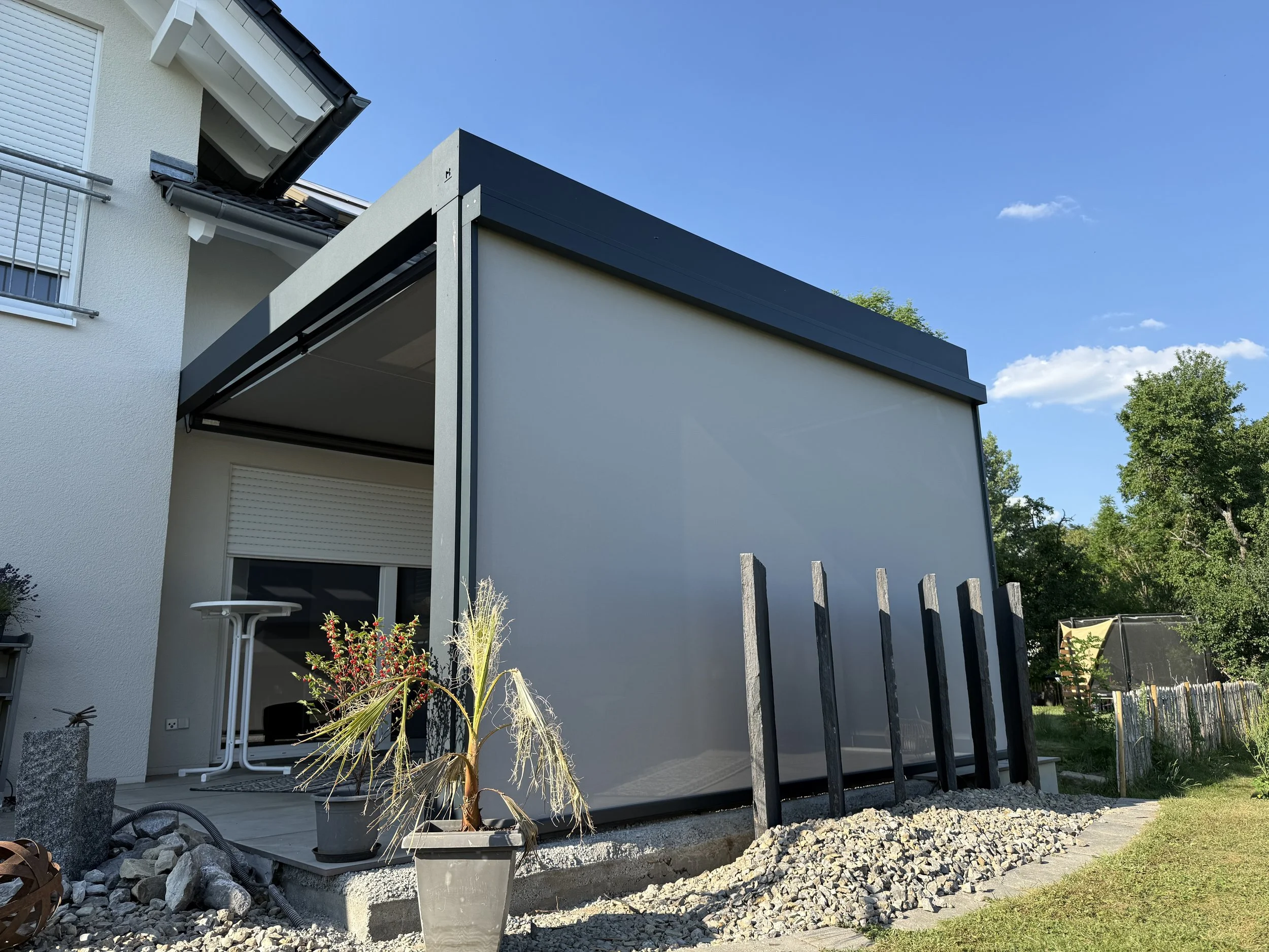 Kubische Terrassenüberdachung von KASTONIA im Bodenseeraum