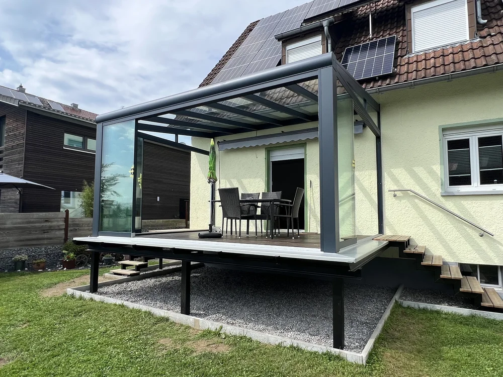 Sommergarten mit Glasschiebeelementen auf aufgeständerter Terrasse