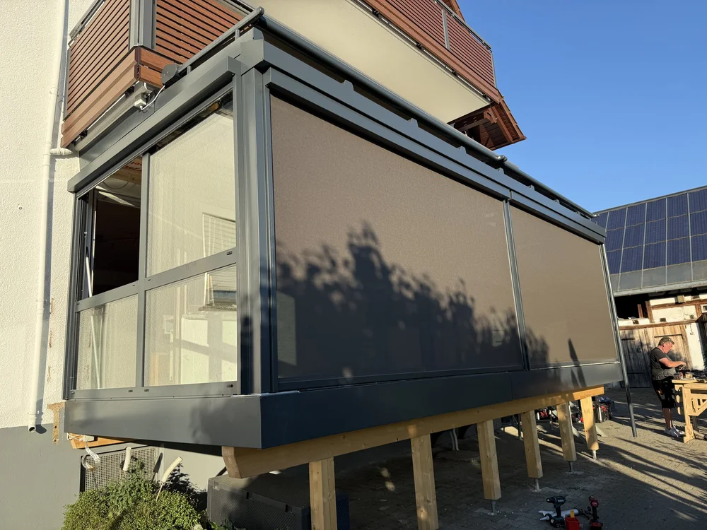 Geschlossene ZIP-Screens an einer Terrassenüberdachung
