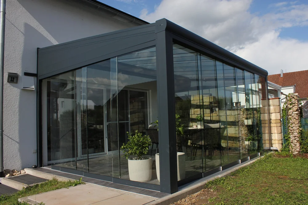 Sommergarten mit Glasschiebeelementen rundum verglast