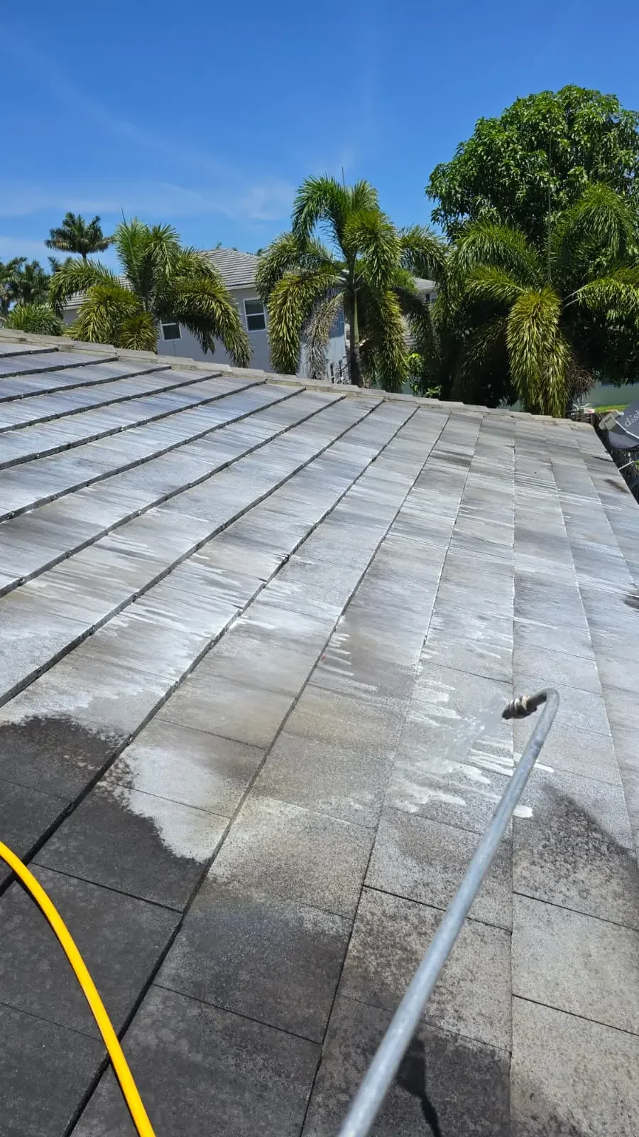 Limpieza profesional en progreso en un techo de tejas en Miami