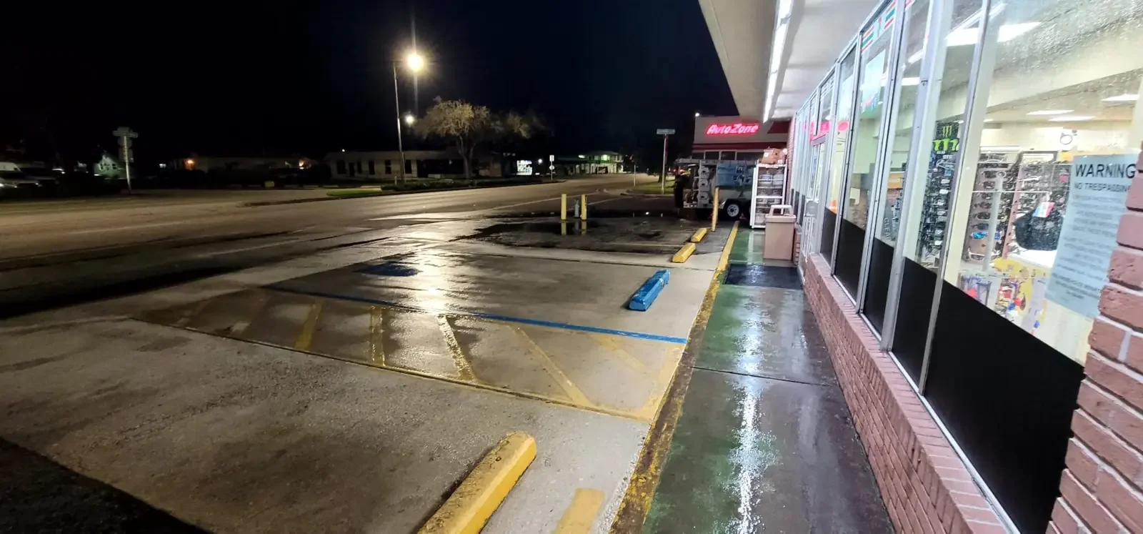 Fachada comercial después del lavado a presión en Miami