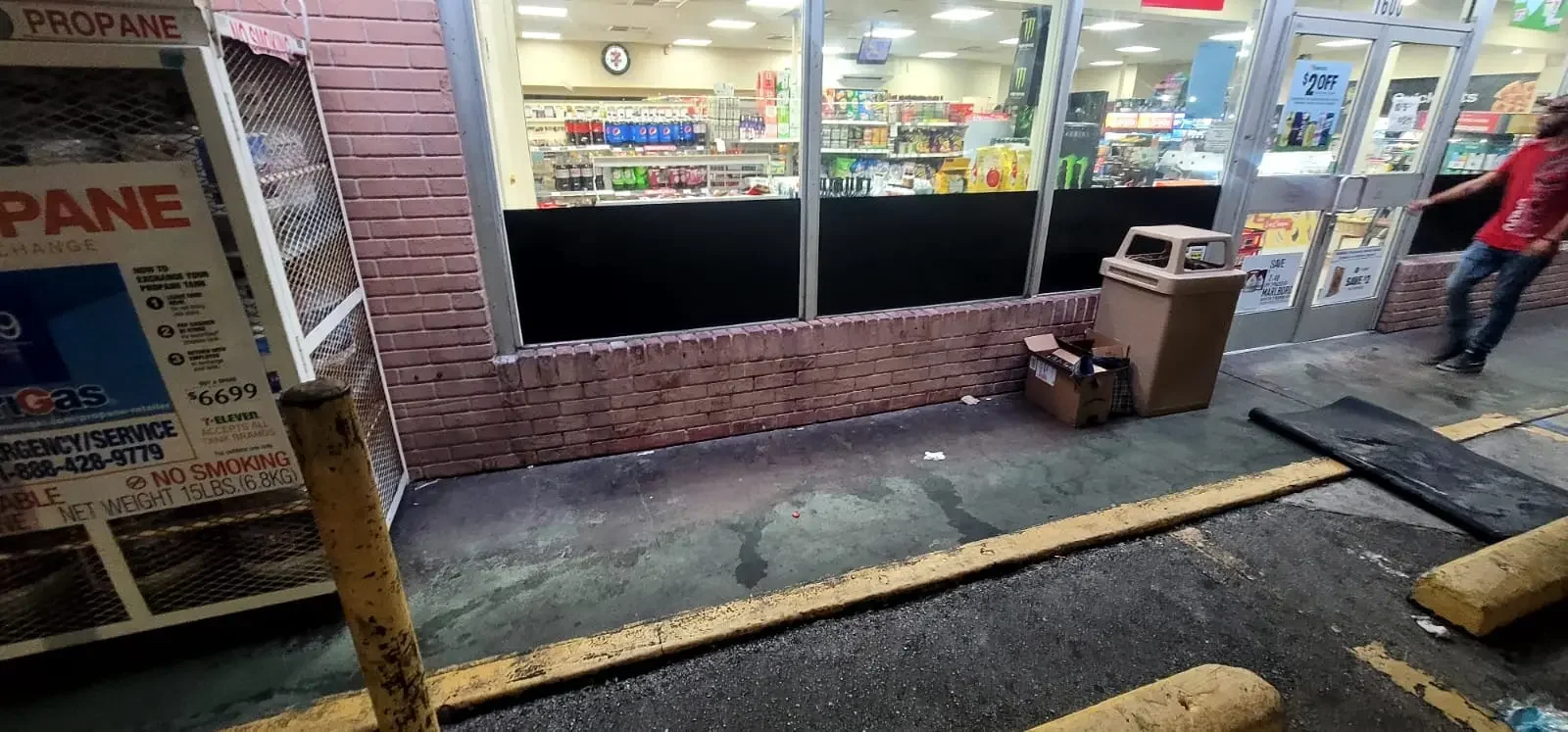 Fachada comercial antes del lavado a presión en Miami