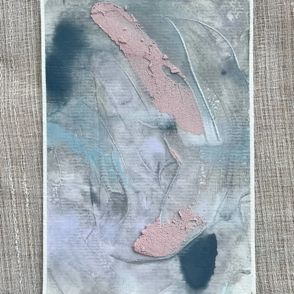 Artwork Between Breaths No. 4 – cool shades of blue, foggy grey, and warm pink tones create a visual pause, inspired by breath and silence.