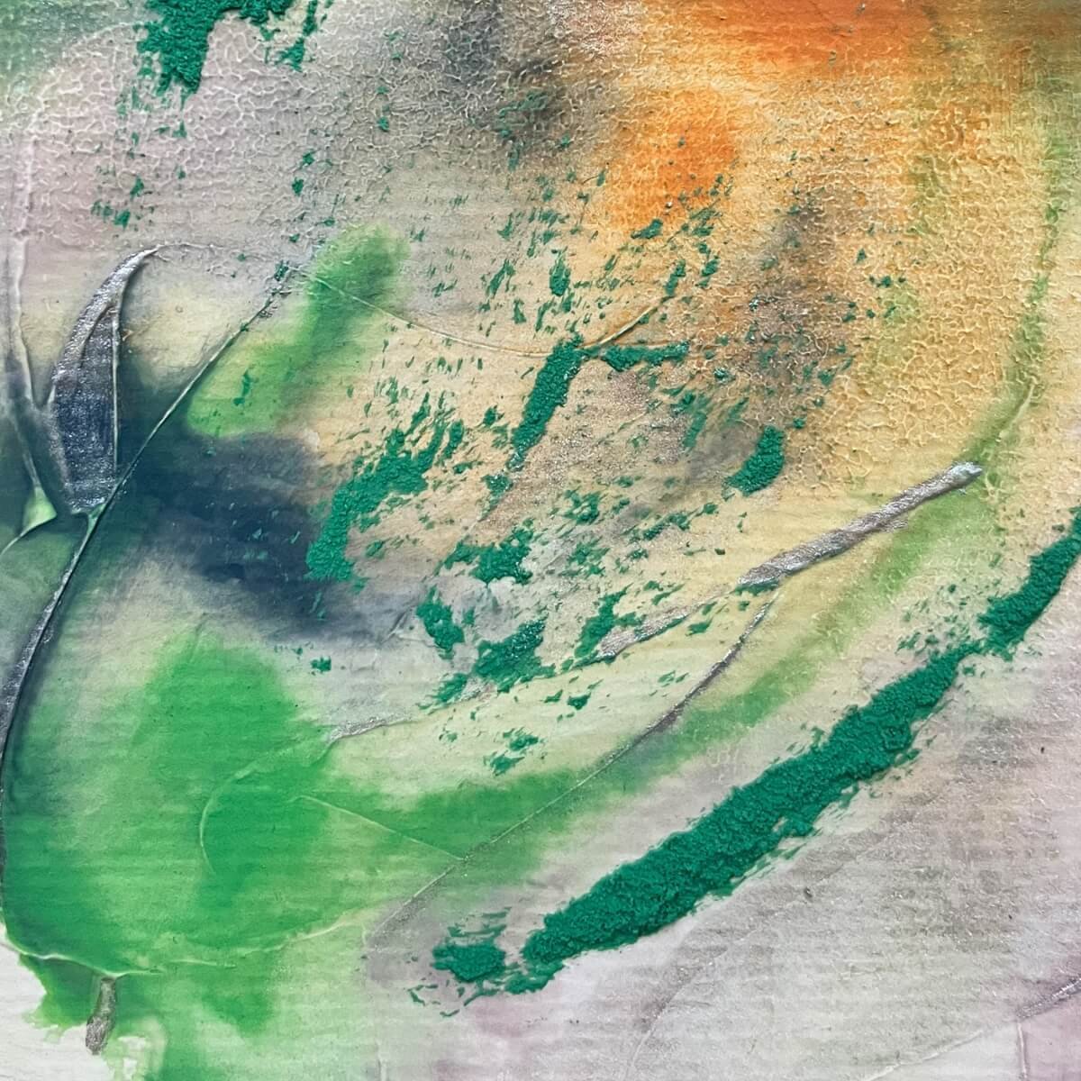 Close-up of Artwork No. 9 from the Silver Feathers Rising series – detailed surface structures and color gradients with light-catching pigments.