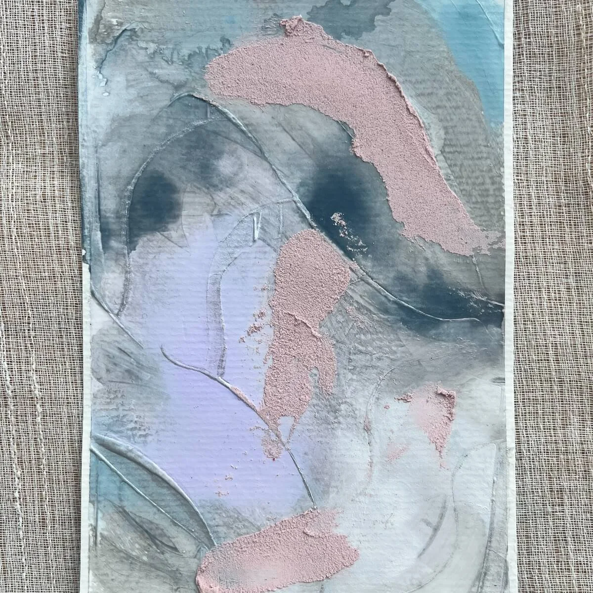 Artwork Between Breaths No. 3 – abstract expression in a wind-like movement, featuring cloudy greys and light pink surfaces.