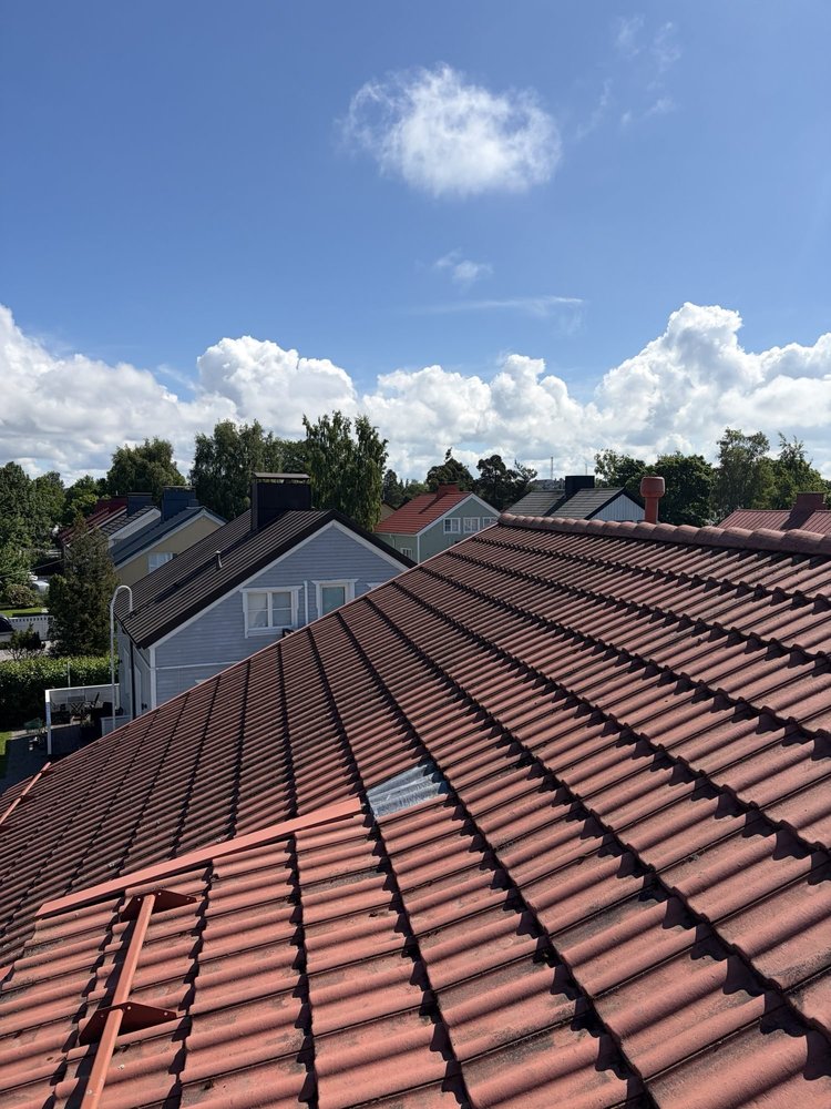 Sama tiilikatto pesun ja sammaleenestokäsittelyn jälkeen