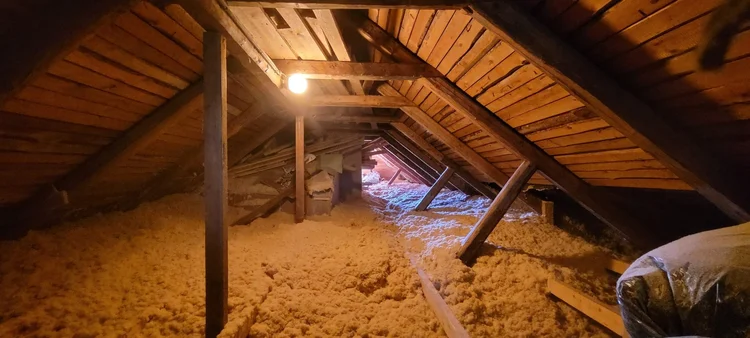 Yläpohja kartoituksessa, vanha eriste näkyvissä