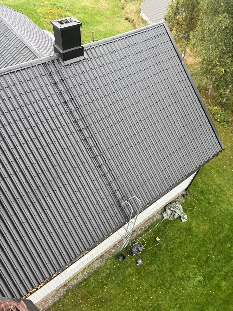Sama peltikatto ruiskumaalauksen jälkeen