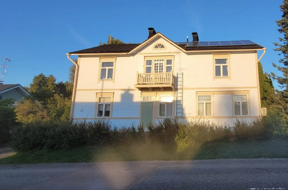 Sama puutalo maalauksen jälkeen, vaalea yhtenäinen pinta