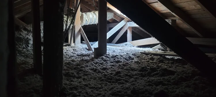 Valmis puhallusvillakerros yläpohjassa