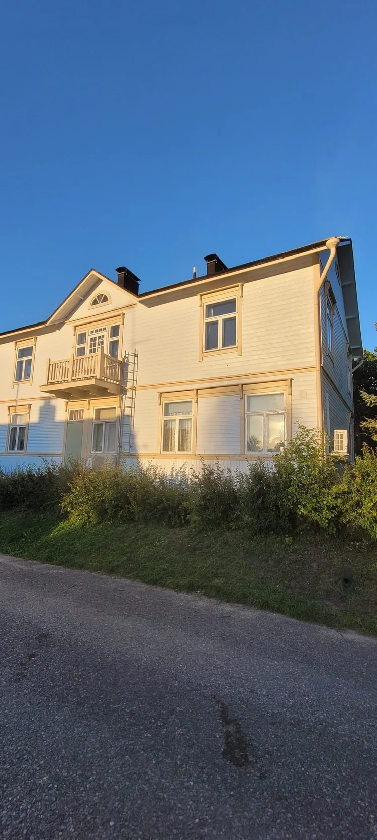 VarmaPinnan maalaama puutalo valmiina iltavalossa