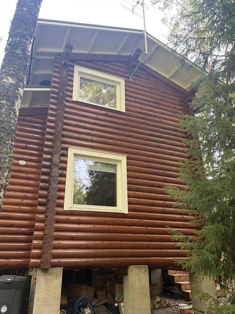 Pyöröhirsitalon päätyseinä käsittelyn jälkeen