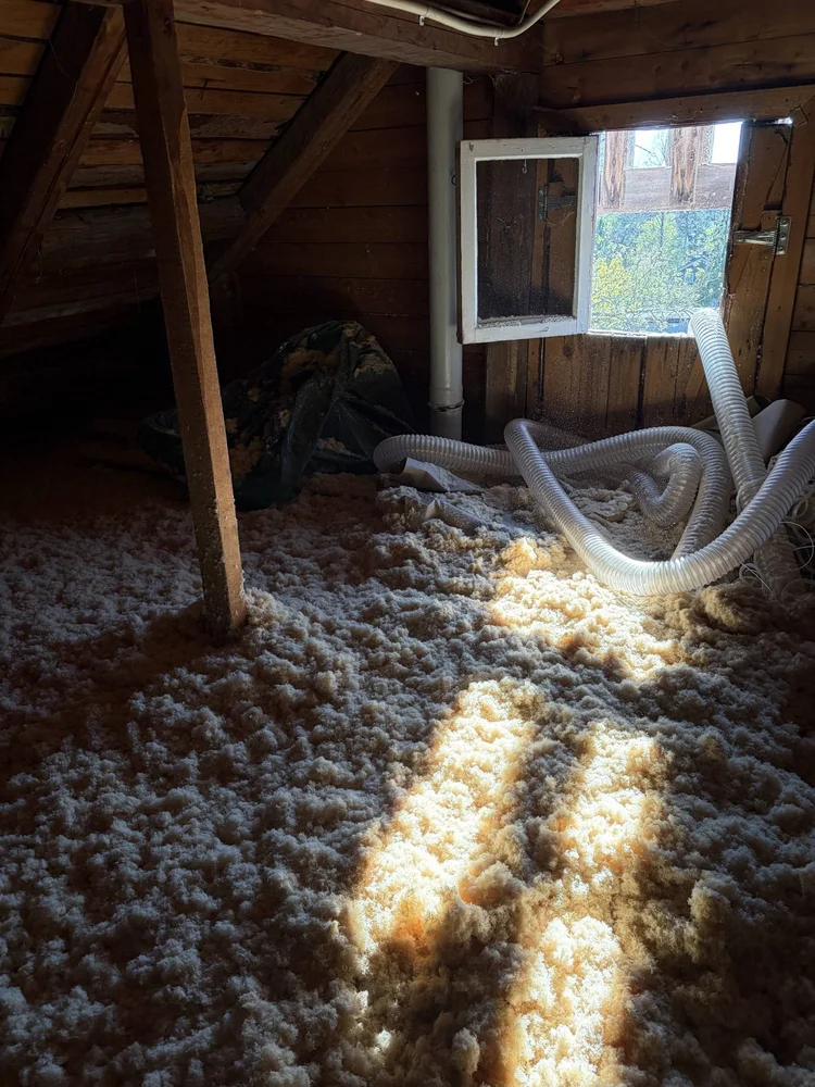 Uusi puhallusvilla puhallettuna yläpohjaan