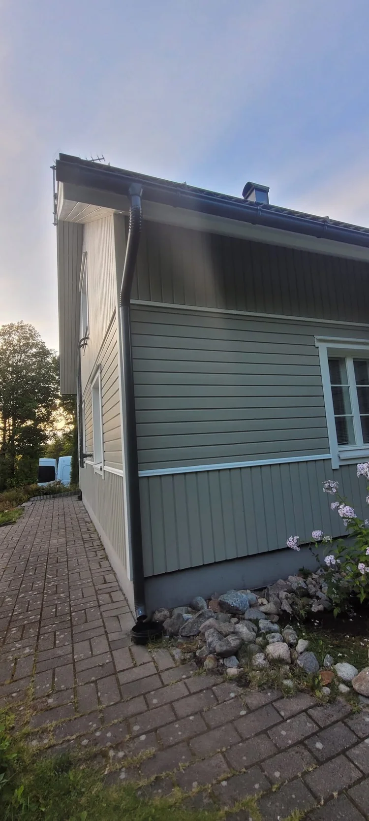 Harmaanvihreä omakotitalo maalauksen jälkeen