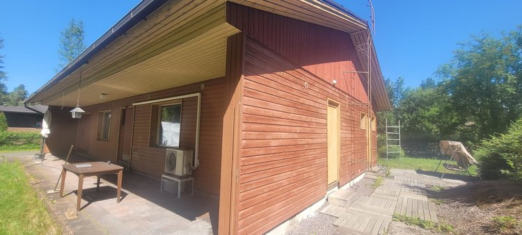Punainen puutalo haalistuneena ennen maalausta