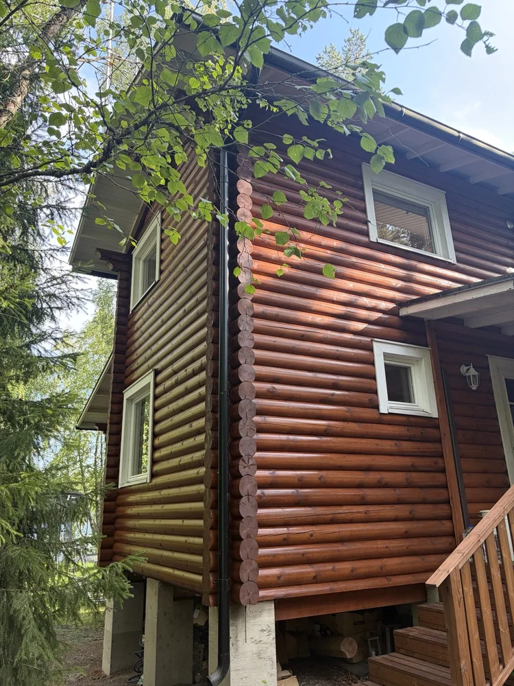 Ruskea pyöröhirsitalo käsittelyn jälkeen, nurkka ja ikkunat