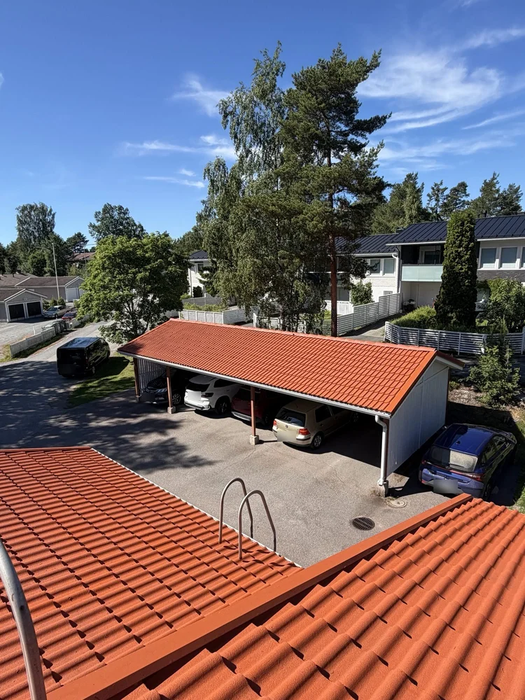 Autokatoksen maalattu tiilikatto ylhäältä kuvattuna