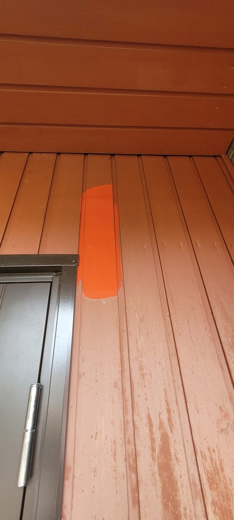 Sävykoe maalattuna puuverhoukseen ennen maalauksen aloitusta