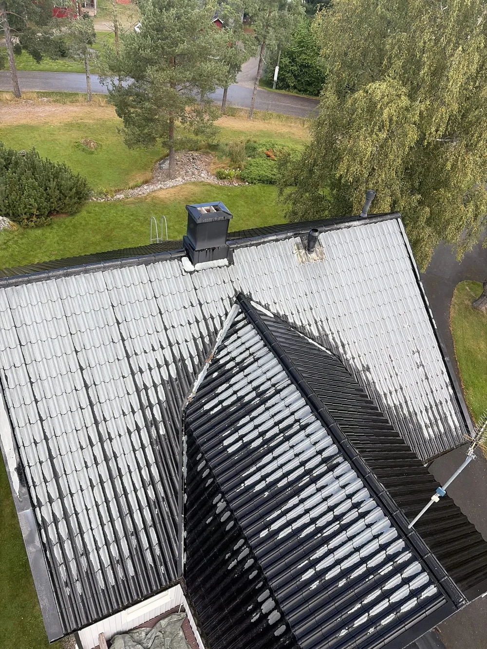 Peltikatto ylhäältä ennen maalausta, pinta laikukas ja kulunut